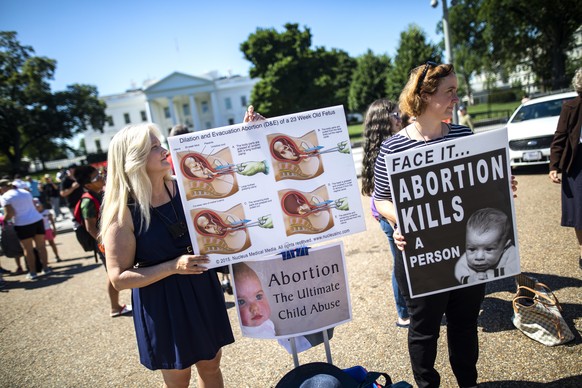 epa06875999 Activists with four anti-abortion groups hold a vigil &#039;to support Trump&#039;s promise to overturn Roe&#039; (the landmark Supreme Court ruling that legalized abortion) outside the Wh ...