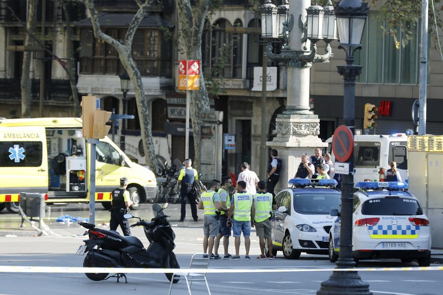 epa06148694 Mossos d&#039;Esquadra Police officers and emergency service workers set up a security perimeter near the site where a van crashes into pedestrians in Las Ramblas, downtown Barcelona, Spai ...