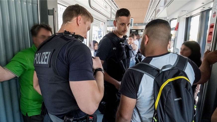 Die deutsche Bundespolizei kontrolliert im 8er-Tram, das von Basel nach Weil am Rhein (D) fährt, einen Flüchtling.