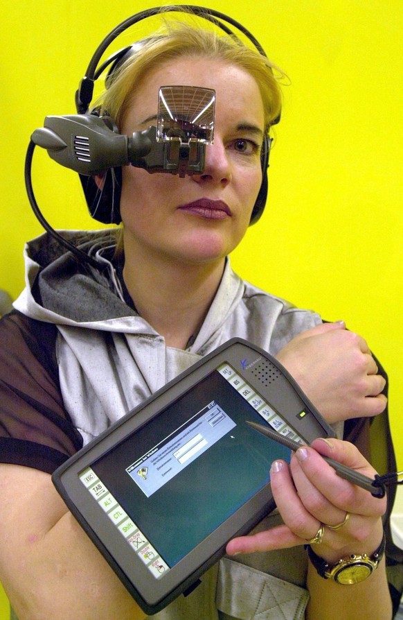 Dieser am Unterarm «getragene» Computer, mit Virtual-Reality-Brille, wurde 2000 vorgestellt.