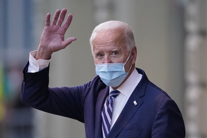 President-elect Joe Biden wavs as he leaves The Queen theater, Tuesday, Nov. 10, 2020, in Wilmington, Del. (AP Photo/Carolyn Kaster)
Joe Biden
