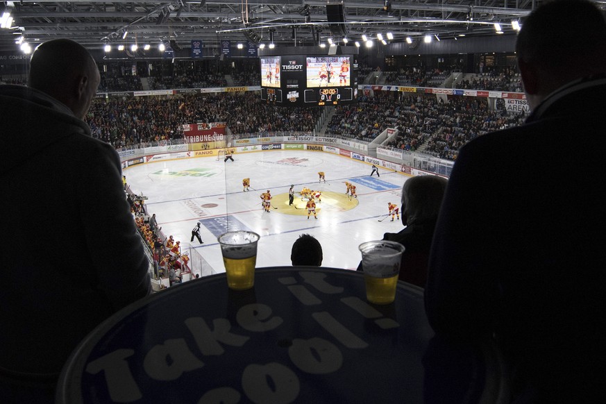 Zuschauer verfolgen das Geschehen im Eishockey Meisterschaftsspiel der National League zwischen dem EHC Biel und den SCL Tigers, am Samstag, 9. September 2017, in der Tissot Arena in Biel. (KEYSTONE/P ...