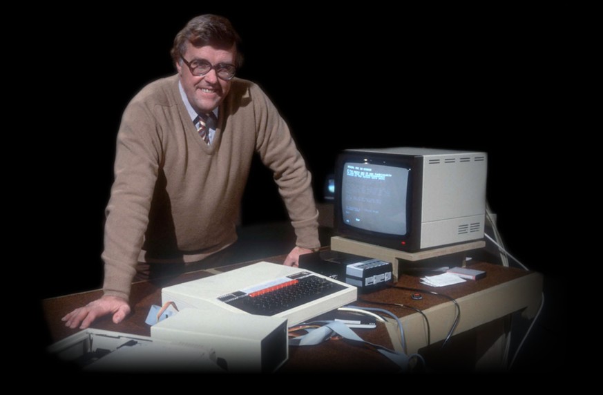 Ian McNaught-Davis, Moderator der BBC-Fernsehserie «The Computer Programme» vor dem BBC Micro.
https://clp.bbcrewind.co.uk/