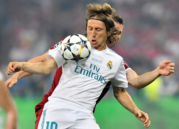 epa06765452 Real Madrid&#039;s Luka Modric (front) and James Milner of Liverpool FC in action during the UEFA Champions League final between Real Madrid and Liverpool FC at the NSC Olimpiyskiy stadium ...