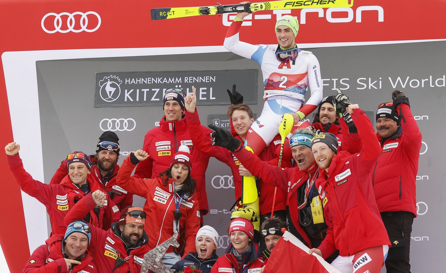 epa08166932 Daniel Yule of Switzerland (C) celebrates with Swiss team after winning the men&#039;s Slalom race of the FIS Alpine Skiing World Cup event in Kitzbuehel, Austria, 26 January 2020. EPA/VAL ...