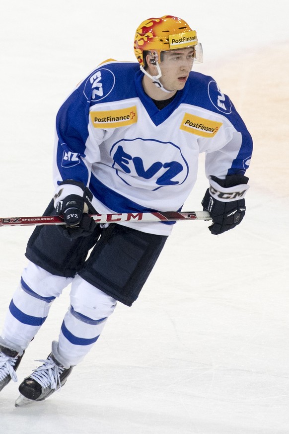 Lino Martschini, von Zug, in Aktion beim Eishockey Meisterschaftsspiel zwischen dem EV Zug und Geneve Servette HC vom Montag, 2. Januar 2017, in Zug. (PPR/Urs Flueeler)