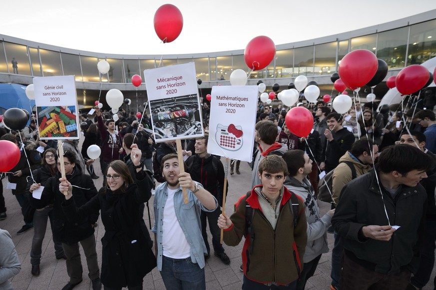 Des etudiants manifestent en effectuant un lache de ballons contre l&#039;exclusion de la Suisse des accords Erasmus+ et Horizon 2020 ce lundi 10 mars 2014 au batiment du Rolex Learning Center de l&#0 ...