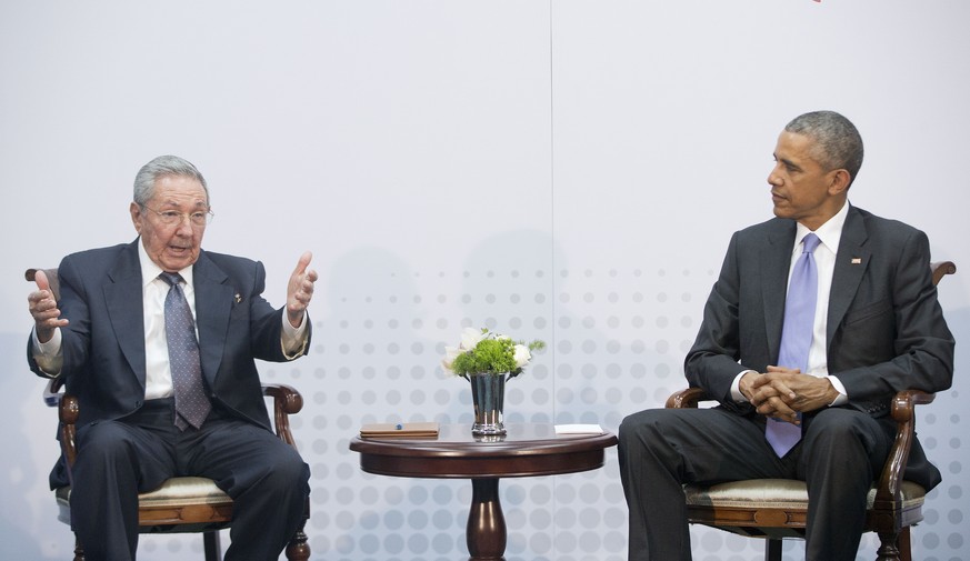 Was lange für unmöglich gehalten wurde, ist jetzt wahr: Raúl Castro und Barack Obama sitzen an einem Tischchen.&nbsp;