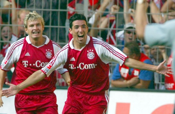 Munich&#039;s Roy Makaay of the Netherlands, right, and Tobias Rau, left, celebrate after scoring in the last minute during German first division soccer match between Borussia Dortmund and Bayern Muni ...