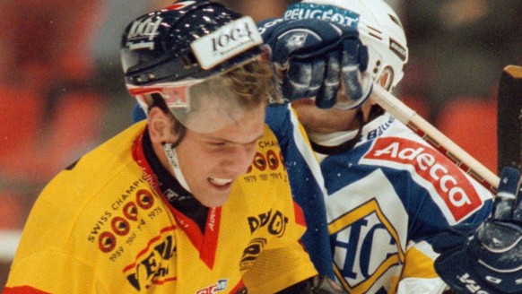 Im Spiel der Eishockey NLA des SC Bern gegen den HC La Chaux-de-Fonds am Dienstag, 2. Dezember 1997 in Bern verpasst der Neuenburger Patrick Glanzmann, rechts, dem Berner Martin Steinegger einen (unge ...