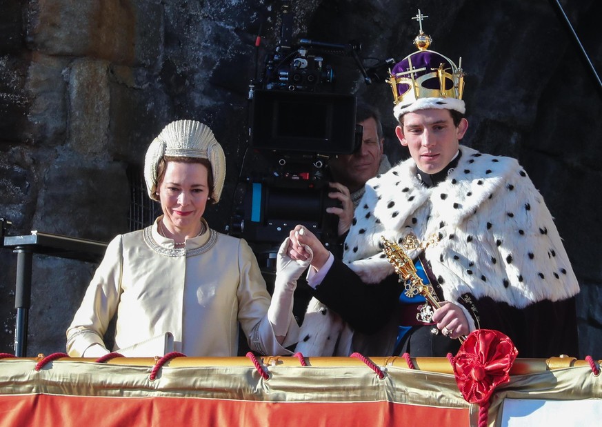 So sieht Mutterliebe aus: Die Queen (Olivia Colman) kürt Charles zum Prince of Wales.
