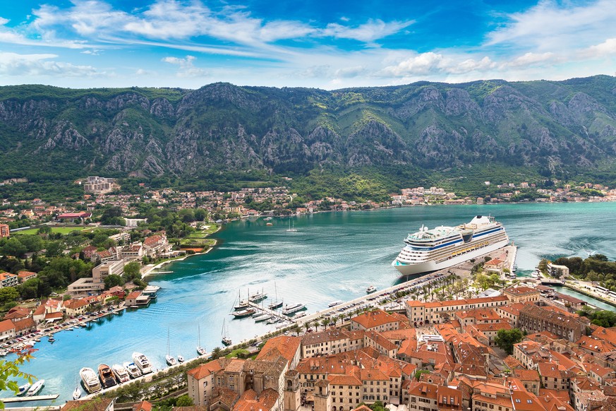 Ein Kreuzfahrtschiff in der Bucht von Kotor, Montenegro.