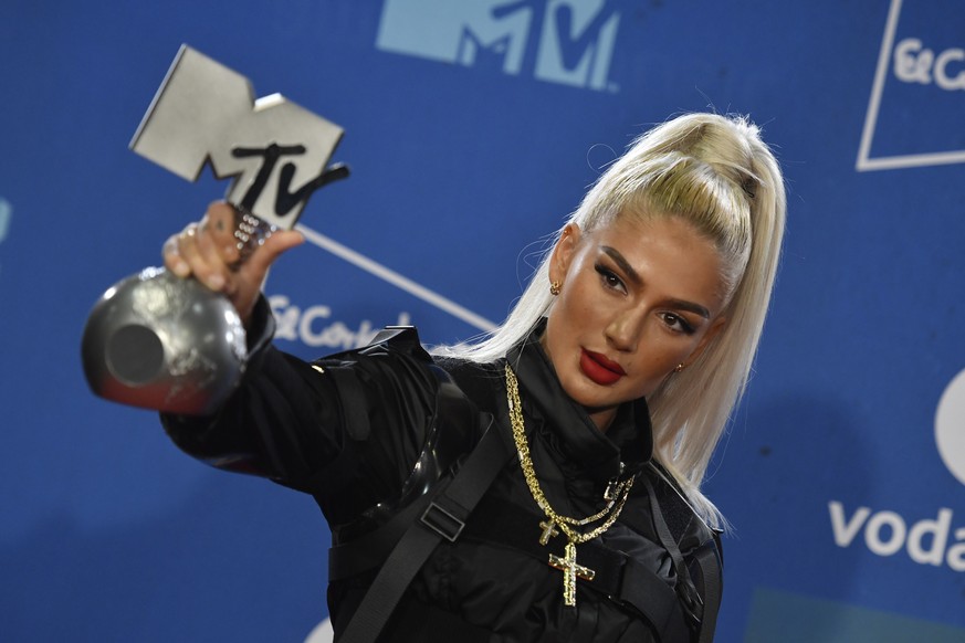 epa07970638 Swiss Rapper Loredana poses with her award during the MTV European Music Awards 2019 (MTV EMA 2019), held at the FIBES Conference and Exhibition Centre in Seville, Andalusia, Spain, 03 Nov ...