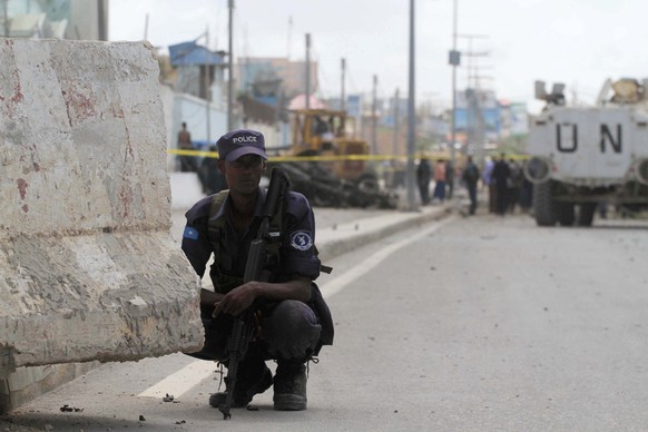 A Somalia policeman watches the scene of a suicide bombing near the African Union&#039;s main peacekeeping base in Mogadishu, Somalia, July 26, 2016. REUTERS/Ismail Taxta