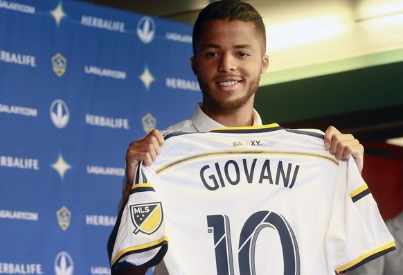 Los Angeles Galaxy forward Giovani dos Santos shows his new jersey at an introductory news conference in Carson, Calif., on Tuesday, Aug. 4, 2015. After four years of courting dos Santos, the Galaxy s ...