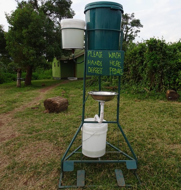 Corona-gerechte Waschstelle beim Kilimandscharo. Funktioniert mit Fusspedalen.