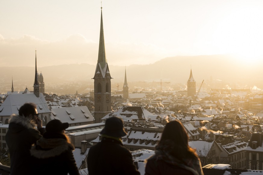 Menschen geniessen die Aussicht auf die Stadt Zuerich aufgenommen am Mittwoch, 31. Dezember 2014. (KEYSTONE/Ennio Leanza)