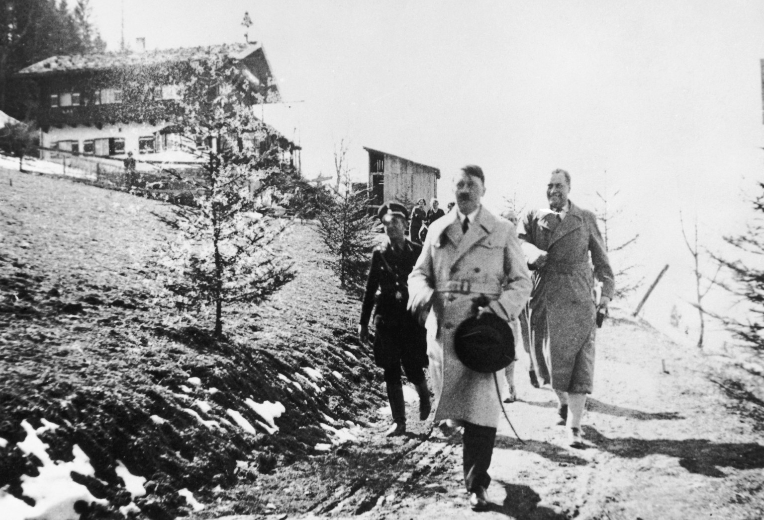 Adolf Hitler circa 1944 vor dem Berghof mit seinem Chefadjutant Wilhelm Friedrich Brückner (rechts).