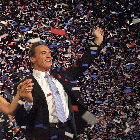 epa02725438 (FILES) California Governor elect Arnold Schwarzenegger and his wife Maria Shriver are showered with confetti following his acceptance speach in Los Angeles, California, USA, on 07 October ...