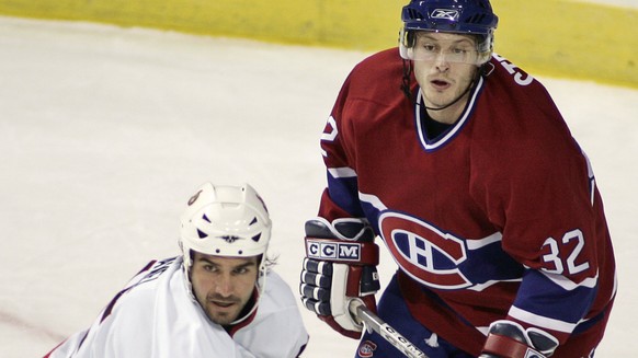 Montreal Canadiens&#039; Mark Streit from Switzerland keeps a close eye on Ottawa Senators Chris Phillips during first period pre-season action Sunday, Oct. 2, 2005 in Montreal (KEYSTONE/AP PHOTO/CP,  ...