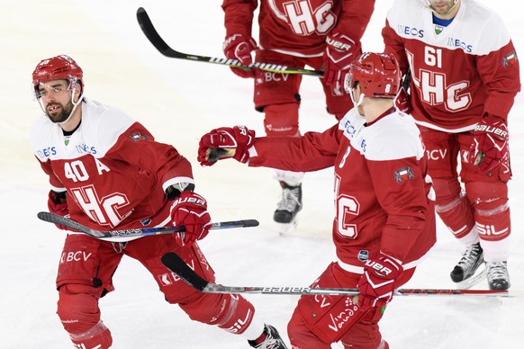 L&#039;attaquant lausannois Etienne Froidevaux, gauche, celebre le deuxieme but avec ses coequipiers lors de la rencontre du championnat suisse de hockey sur glace de National League entre le Lausanne ...