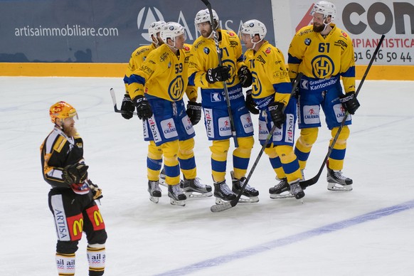 Davos&#039;s Claude-Curdin Paschoud, center, celebrates 0-1 goal, during the preliminary round game of the National League A (NLA) Swiss Championship 2016/17 between HC Lugano und HC Davos, on Friday, ...