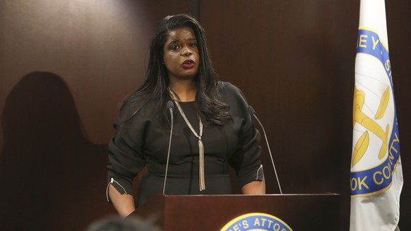 Chicago prosecutor Kim Foxx has asked any possible victims or witnesses of alleged abuse by singer R. Kelly to contact her office Tuesday, Jan. 9, 2019, in Chicago. The Cook County State&#039;s Attorn ...