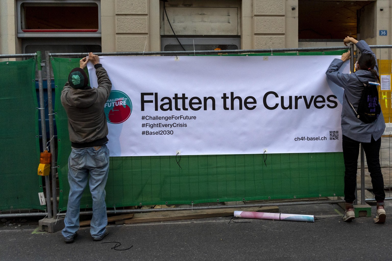 Bei einer Klimastreik-Aktion werden Plakate an einem Bauzaun auf dem Marktplatz angebracht, in Basel am Freitag, 15. Mai 2020. (KEYSTONE/Georgios Kefalas)