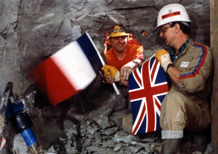 ARCHIV -- ZUM 25. JAHRESTAG DER EROEFFNUNG DES EUROTUNNELS AM MONTAG, 6. MAI 2019, STELLEN WIR IHNEN FOLGENDES BILDMATERIAL ZUR VERFUEGUNG -- 
British and French tunnel engineers greet each other at  ...