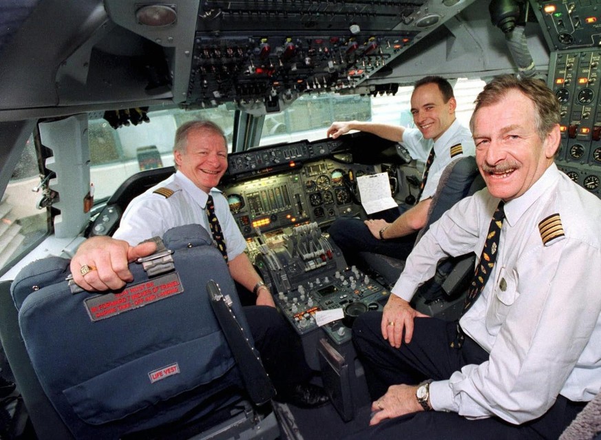 Ein Bild aus alten Zeiten mit deutlich mehr Knöpfen als heute: Am 9. Januar 2000 startet in Zürich der letzte «Jumbo», die letzte Boeing 747 der Swissair. Damit ging damals auch der Beruf des dritten  ...