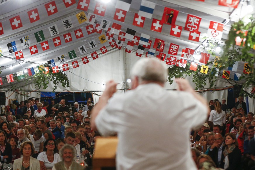 Alt-Bundesrat Christoph Blocher spricht waehrend der 1. August-Feier, am Samstag, 1. August 2015 in Habkern. (KEYSTONE/Peter Klaunzer)