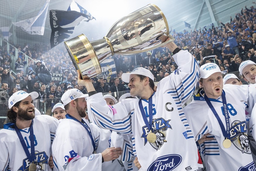 Jubel bei Zugs Dominik Schlumpf, links, und Zugs Raphael Diaz, Mitte, nach dem Sieg im Final des Swiss Ice Hockey Cups 2018/19 zwischen den Rapperswil-Jona Lakers und dem EV Zug, am Sonntag, 3. Februa ...