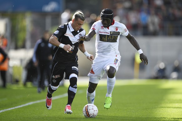 Le joueur tessinois Ezgian Alioski, gauche, et le joueur valaisan Jagne Pa Modou lors de la rencontre de football de Super League entre le FC Sion et le FC Lugano, ce samedi 13 mai 2017, au stade de T ...