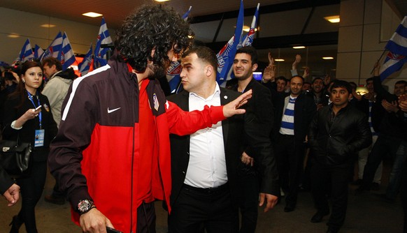 Jubelnde Fans begrüssen Mittelfeldspieler Arda Turan am Flughafen von Baku.