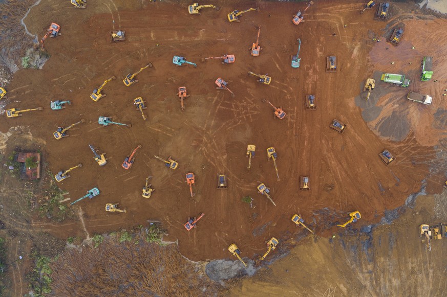 epaselect epa08157675 An aerial view of the construction site of a field hospital in Wuhan, Hubei province, China, 24 January 2020. The 1,000-bed hospital is expected to be completed by 03 February 20 ...