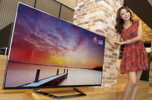 epa03392056 A model introduces a 60-inch 3D smart TV released by LG Electronics Inc. in Seoul, South Korea, 10 September 2012. EPA/YONHAP SOUTH KOREA OUT