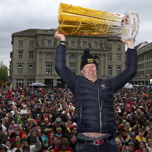SC Bern Cheftrainer Kari Jalonen haelt den Pokal hoch, bei der Meisterfeier der SC Bern, am Samstag, 27. April 2019, auf dem Bundesplatz in Bern. (KEYSTONE/Anthony Anex)