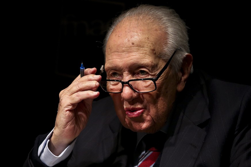 epa05703611 A file photo dated 15 January 2015 and made available 07 January 2017 of former Portuguese Socialist leader and former President, Mario Soares, during a book presentation in Lisbon, Portug ...