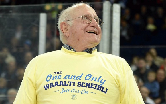 Sportreporterlegende Walter Scheibli nimmt an seinem 80. Geburtstag die Ovationen des Publikums entgegen vor dem Eishockey Meisterschaftsspiel der National League A zwischen den ZSC Lions und dem EHC  ...