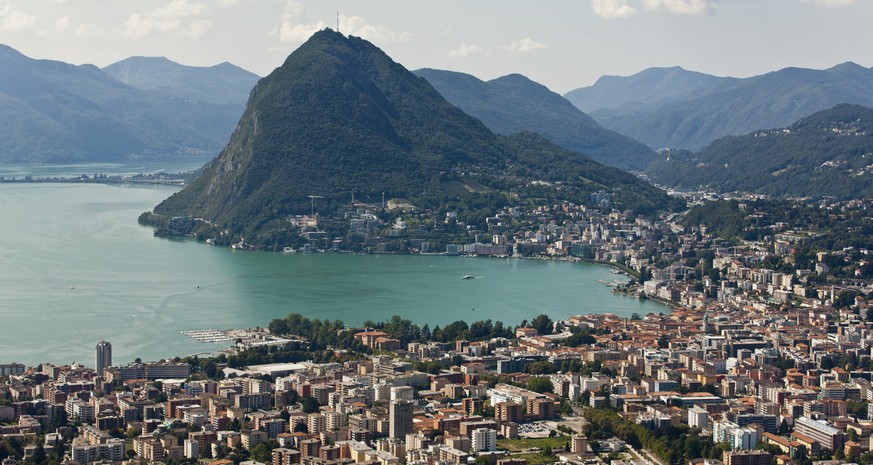 Lugano mit Lago di Lugano und San Salvatore am Freitag, 10. August 2012. (KEYSTONE/Alessandro Della Bella)