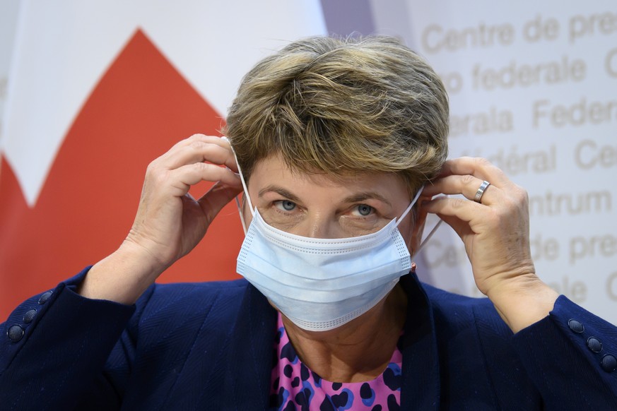 Bundesraetin Viola Amherd, nimmt seinem Schutzmaske nach einer Medienkonferenz des Bundesrates, am Mittwoch, 4. November 2020, im Medienzentrum Bundeshaus in Bern. (KEYSTONE/Anthony Anex)