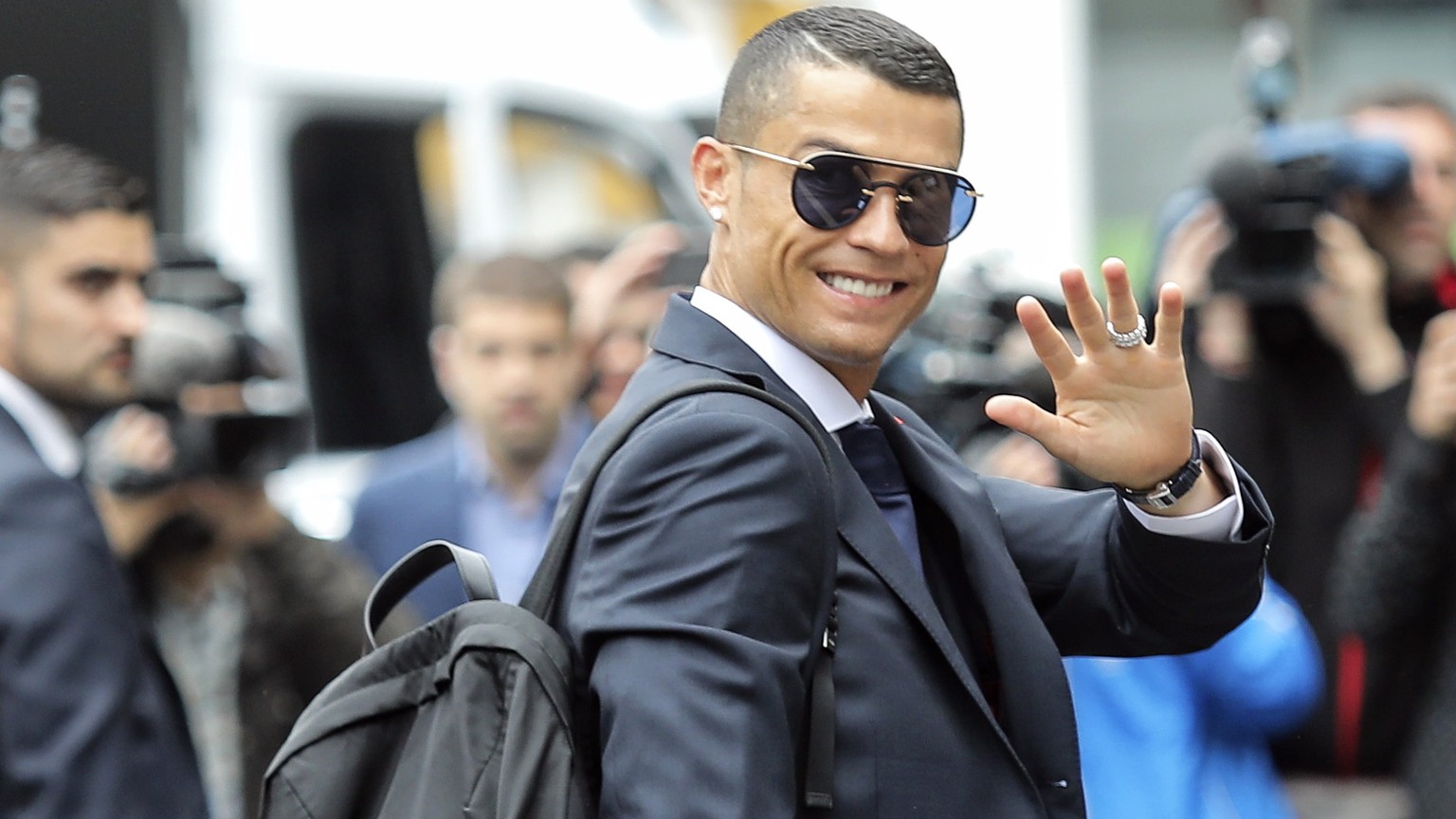 ARCHIVBILD ZUM WECHSEL VON CRISTIANO RONALDO ZU JUVENTUS TURIN --- epa06795895 Portugal&#039;s national soccer team player Cristiano Ronaldo waves to fans at Lisbon Airport before departing to Russia  ...