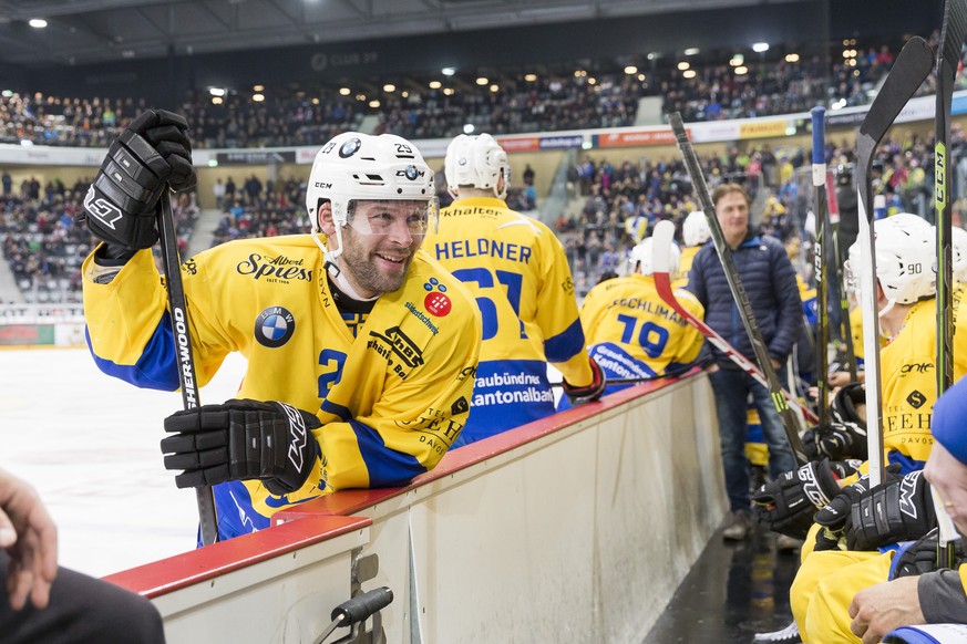 Le defenseur davosiens Beat Forster, gauche, lors du match du championnat suisse de hockey sur glace de National League LNA, entre le EHC Biel Bienne et le HC Davos ce vendredi, 24 fevrier 2017 a la T ...