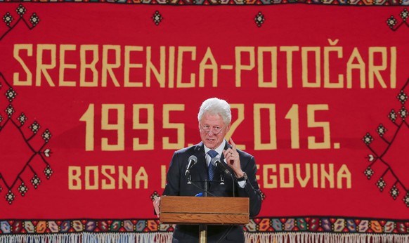 Der damalige US-Präsident Bill Clinton spricht an der Zeremonie.