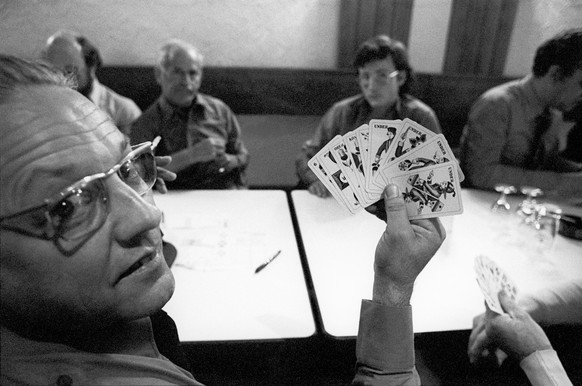 Ein Spieler zeigt bei der Schweizer Jassmeisterschaft seine Karten, aufgenommen am 25. September 1976. (KEYSTONE/Str)