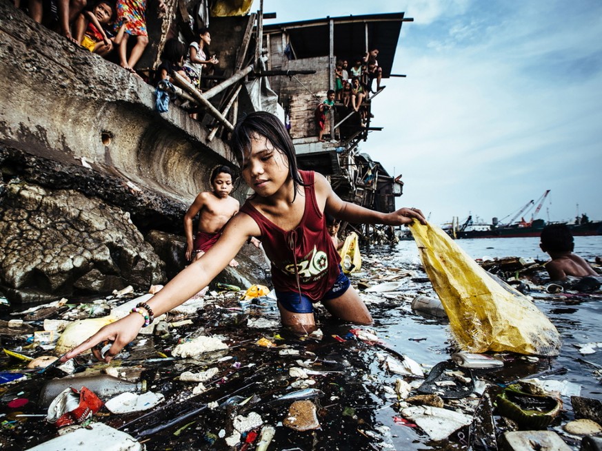 Das Bild des deutschen Fotografen Hartmut Schwarzbach erzählt laut Unicef &quot;vom mutigen Überlebenskampf von Kindern angesichts gleich dreier Tragödien unserer Zeit: Armut, Umweltverschmutzung und  ...