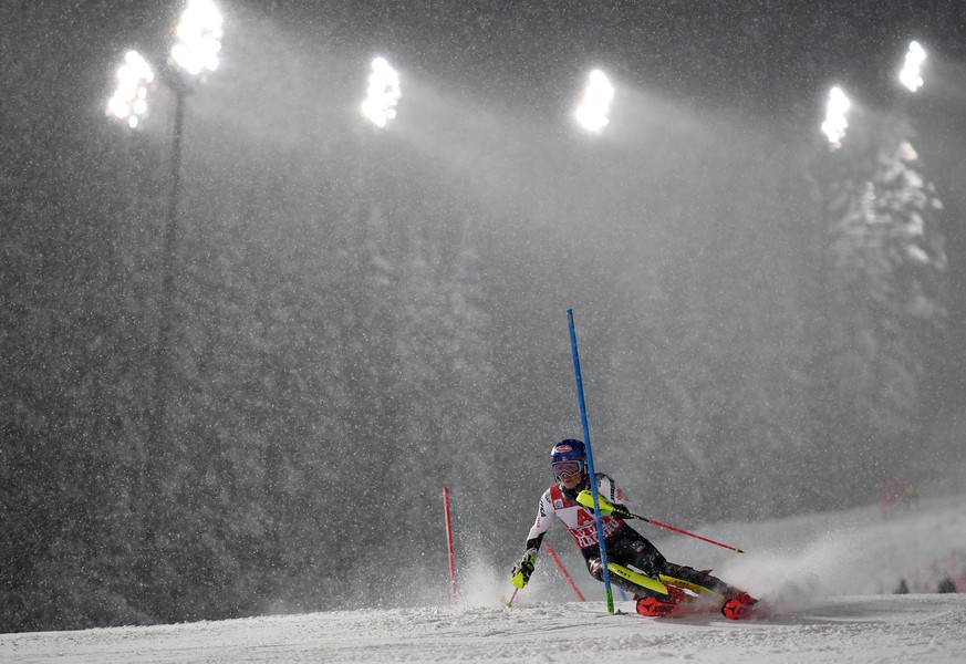 epa07269792 Mikaela Shiffrin of the US clears a gate during the first run of the Women&#039;s Slalom race at the FIS Alpine Skiing World Cup in Flachau, Austria, 08 January 2019. EPA/CHRISTIAN BRUNA