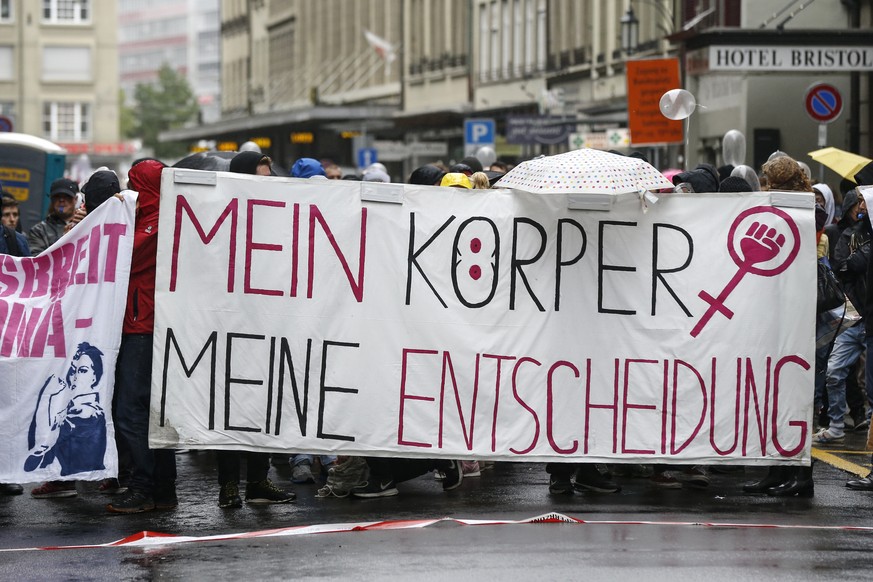 Demonstranten protestieren gegen die Kundgebung &quot;Marsch fuers Laebe&quot;, am Samstag, 17. September 2016 in Bern. Der Marsch fuers Laebe gegen Abtreibungen wird regelmaessig von christlich-konse ...