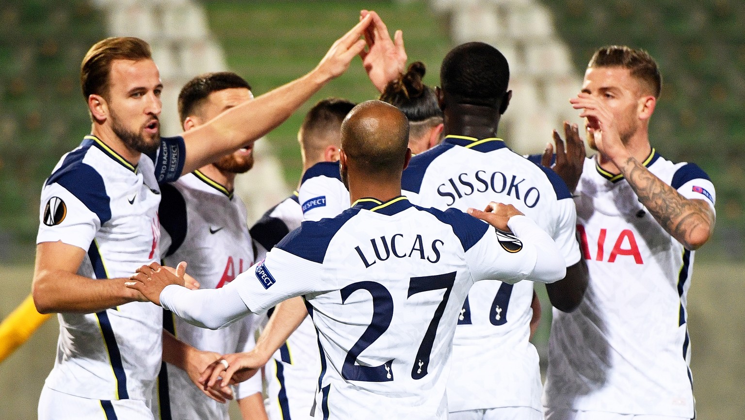 epa08800922 Tottenham&#039;s Harry Kane (L) celebrates with teammates after scoring the 1-0 lead during the UEFA Europa League group J soccer match between Ludogorets Razgrad and Tottenham Hotspur in  ...