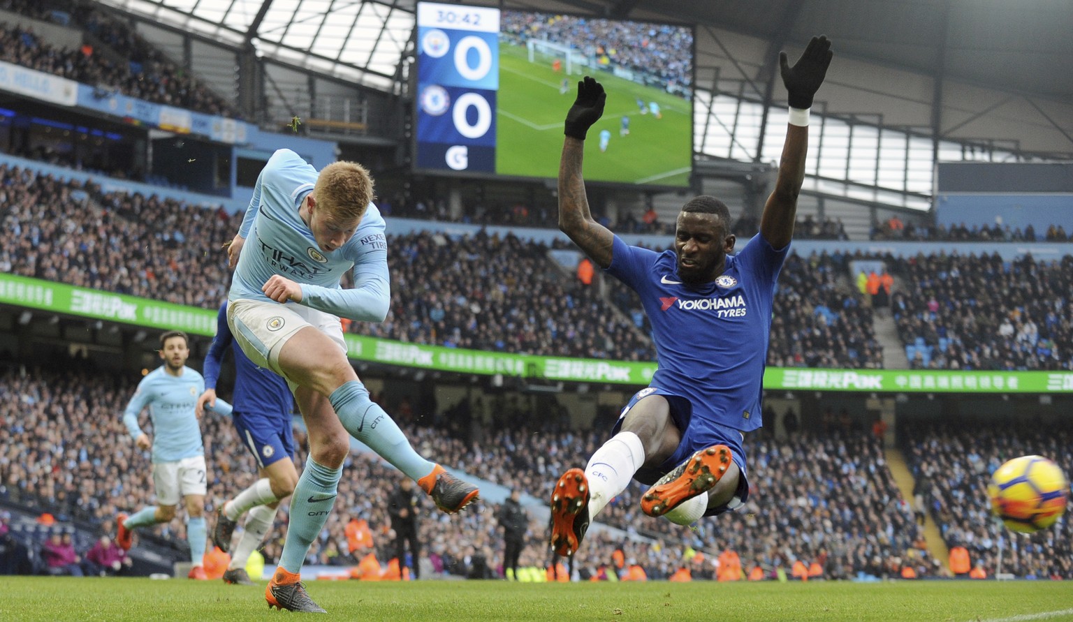 Manchester City&#039;s Kevin De Bruyne, left, tries to score as Chelsea&#039;s Antonio Rudiger defend during the English Premier League soccer match between Manchester City and Chelsea at the Etihad S ...